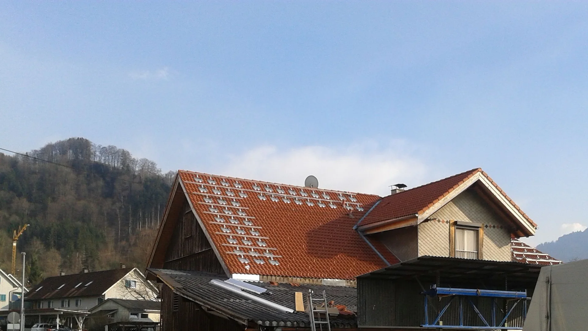 Solaranlage auf Schweizer Dach mit Alpenblick