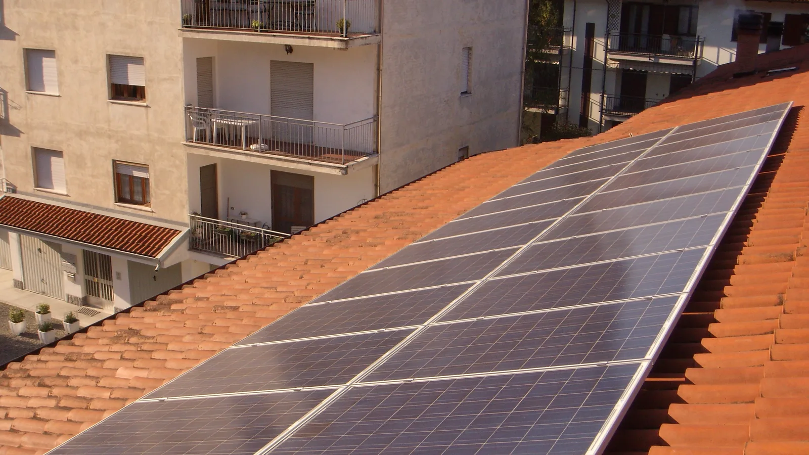 Modernes Schweizer Haus mit Solaranlage